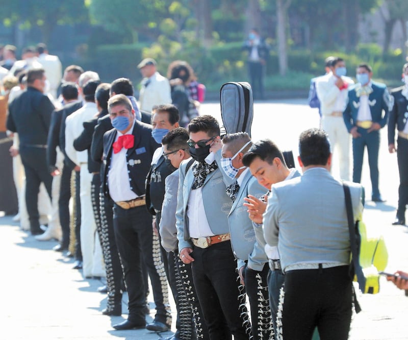Los trabajadores no asalariados llegaron a la Plaza de Los Mártires, en el centro de Toluca, para pedir ayuda gubernamental. Recordaron que en la Ciudad de México darán un bono en efectivo a los artistas callejeros. Foto: JORGE ALVARADO. EL UNIVERSAL