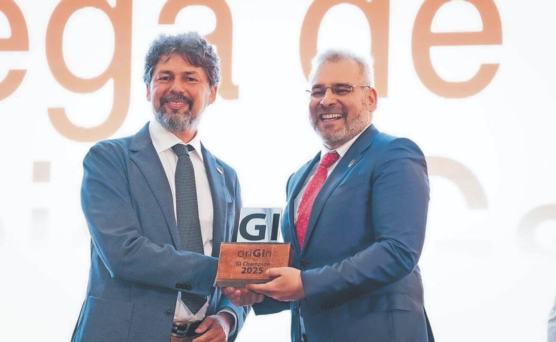 En la clausura del evento internacional de marcas colectivas el gobernador Alfredo Ramírez (der.) recibió el premio de manos de Riccardo Deserti (izq.). Foto Especial