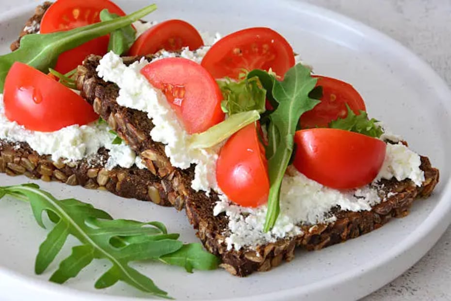 Una manera de comer requesón es con pan tostado. Foto: Unsplash