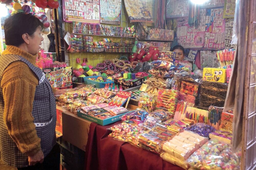 Precaución. Para “los niños” hay luces, “orugas” y cohetes envueltos en papel con caricaturas que van desde los 40 pesos (JUAN CARLOS REYES. EL UNIVERSAL)