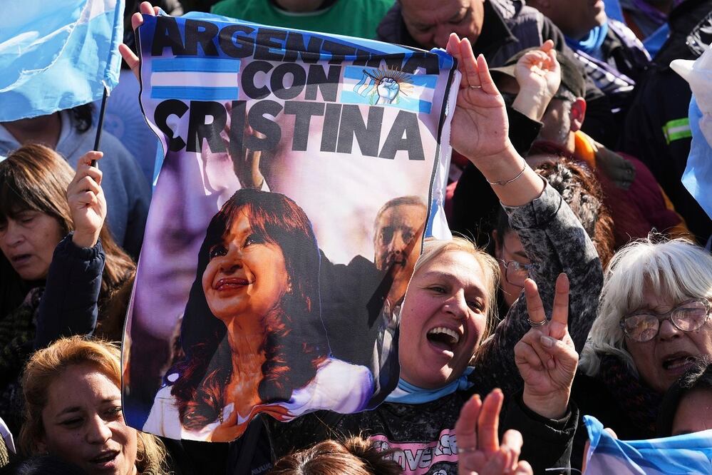 Simpatizantes de la expresidenta argentina Cristina Kirchner se manifestaron ayer en la Plaza de Mayo, un día después de que ella comenzara a cumplir su condena de seis años de prisión domiciliaria, en Buenos Aires, tras ser condenada por corrupción. FOTO: GUSTAVO GARELLO. AP