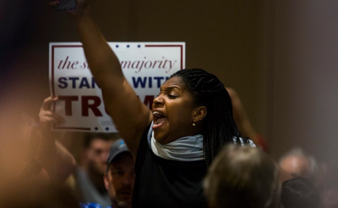 Una manifestante interrumpe al empresario estadounidense Donald Trump  (Foto: EFE)