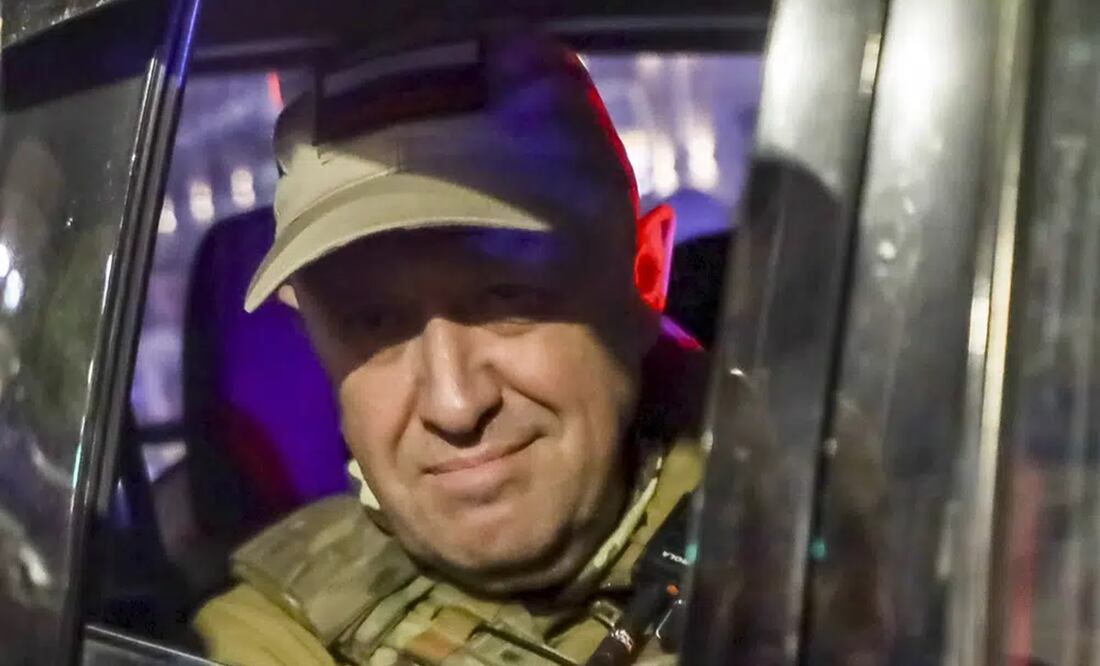 Yevgeny Prigozhin, propietario del Grupo Wagner, mira desde un vehículo militar en una calle en Rostov del Don, al marcharse de la zona del cuartel general del Distrito Militar Sur de Rusia. Foto: AP