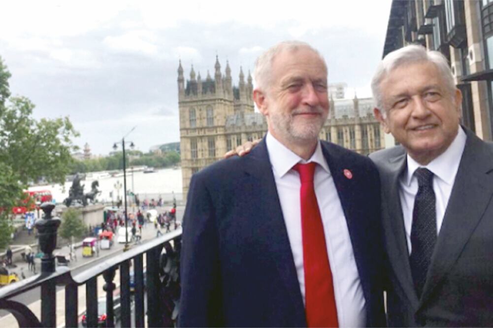 Andrés Manuel López Obrador, líder de Morena, publicó a través de su cuenta de Twitter una fotografía junto al dirigente del Partido Laborista, Jeremy Corbyn, durante su gira por Europa. FOTO TOMADA DE TWITTER