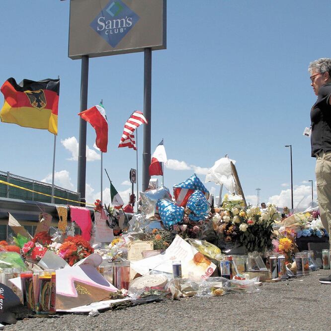 Memorial improvisado para las víctimas que fallecieron en El Paso, entre ellas ocho mexicanos, pero también estadounidenses y un alemán. ARCHIVO AP