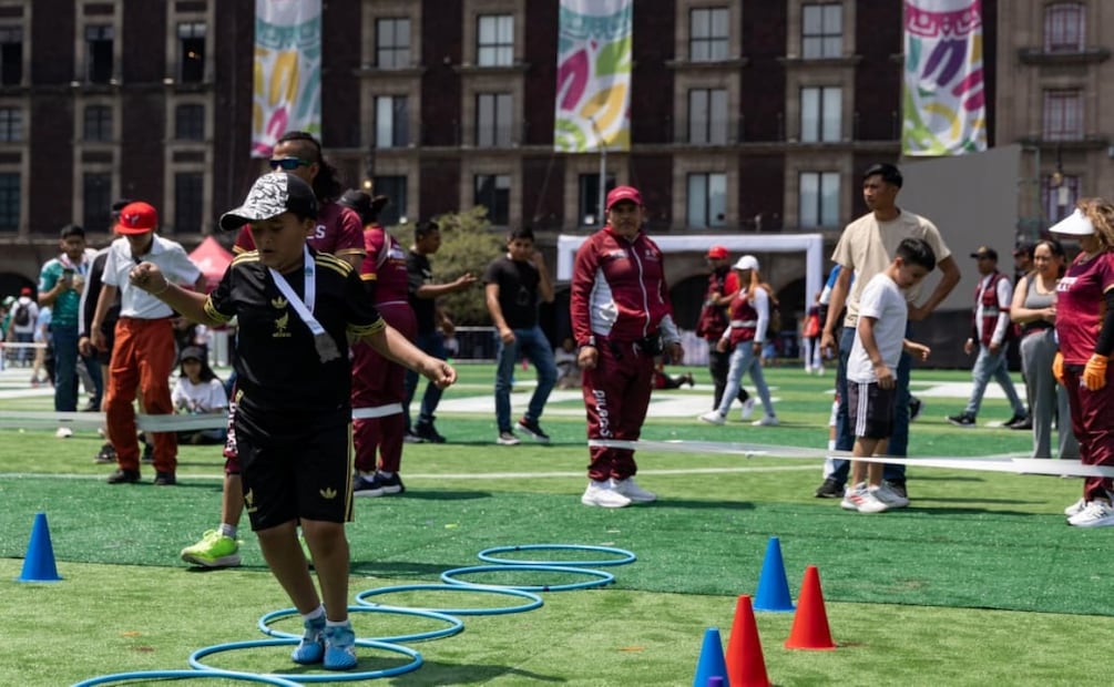 Zócalo se vuelve cancha gigante tras Récord Guinness de clase masiva de futbol; familias disfrutan “cascaritas” bajo el sol. Foto: Hugo Salvador