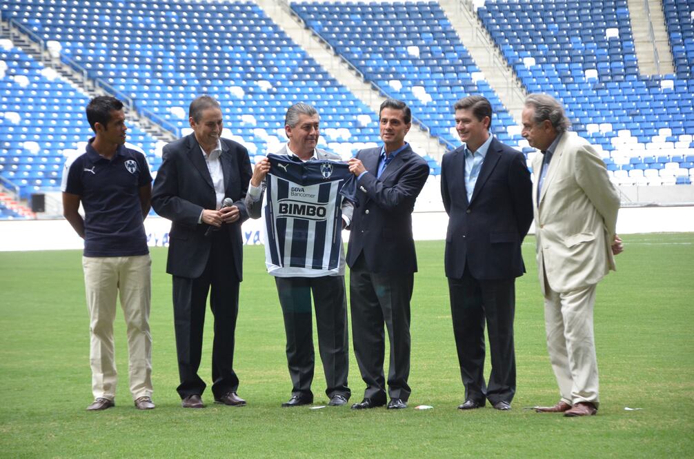Enrique Peña Nieto recibió la playera del Monterrey. Emilio Vázquez