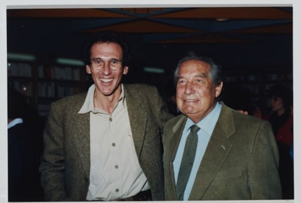 Arnaldo Coen junto a Octavio Paz, con quien colaboró en una edición del
poema “Carta de creencia” en 1987. Archivo Arnaldo Coen