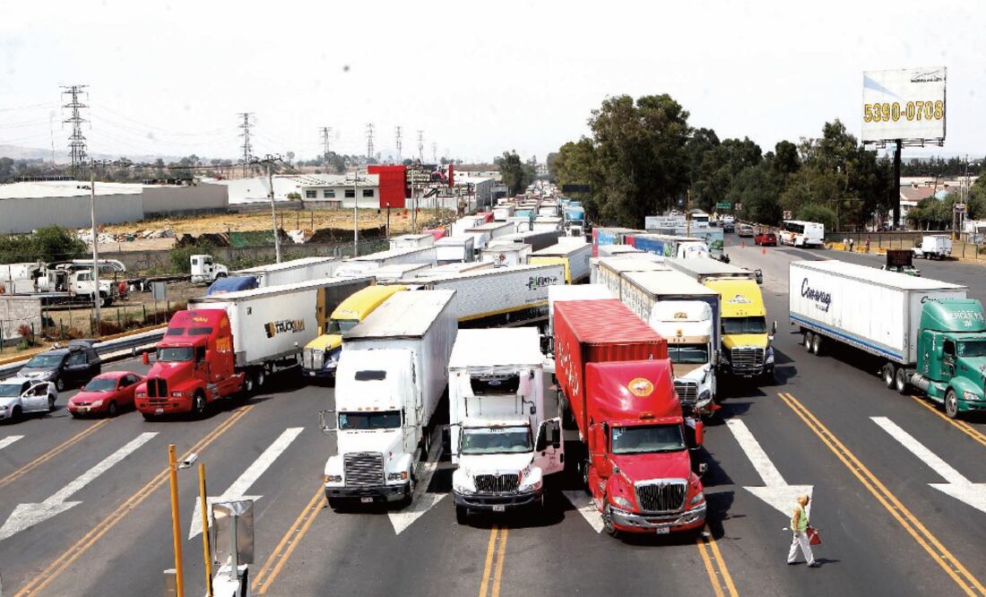 Transportistas en la México-Querétaro (VALENTE ROSAS. EL UNIVERSAL)