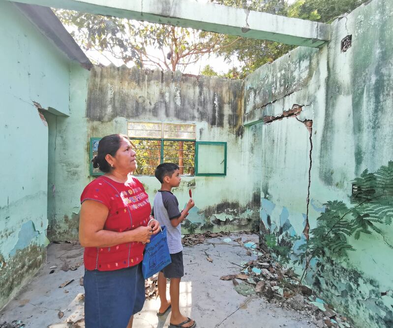 La casa de Florentina Gómez luce sin techo y abandonada. Ella y su esposo esperaron por meses los apoyos federales para la reconstrucción, pero nunca llegaron y hoy la familia se dice sin fuerzas para recuperar su hogar. Roselia Chaca