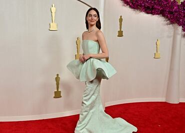 Un embarazo, caídas y mucho glamour, entre lo más destacado de la alfombra roja de los Oscar 2024
