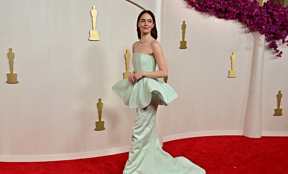 Emma Stone desfilando en la alfombra del Oscar: Foto: AFP