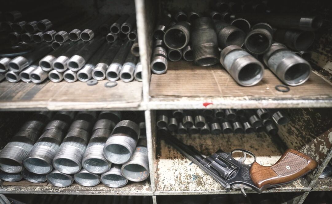 Trabajadores del mercado de San Juan también hacen uso de armas de fuego para afrontar la violencia de la zona y defenderse en caso de ser víctimas de un crimen. (JUAN CARLOS REYES)