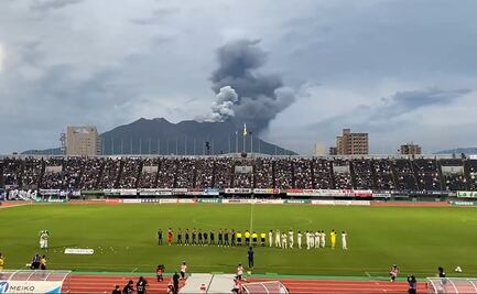 Volcán hace erupción durante partido de futbol