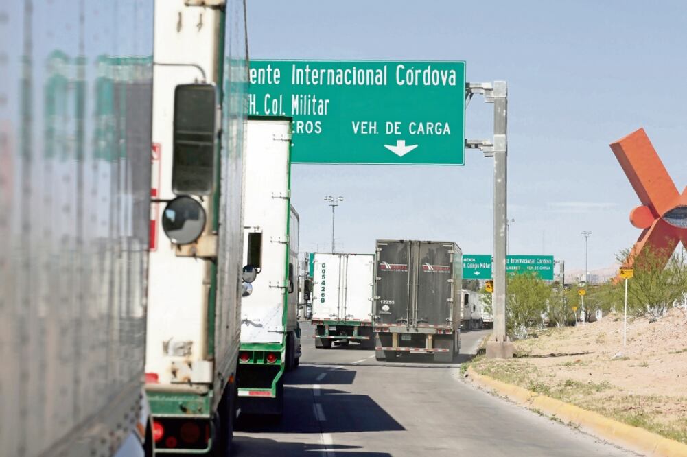 Industriales mexicanos denunciaron que ante el incremento de migrantes en lo s puentes fronterizos de Ciudad Juárez y Nogales hubo lento cruce de camiones. (JOSÉ LUIS GONZÁLEZ. REUTERS)