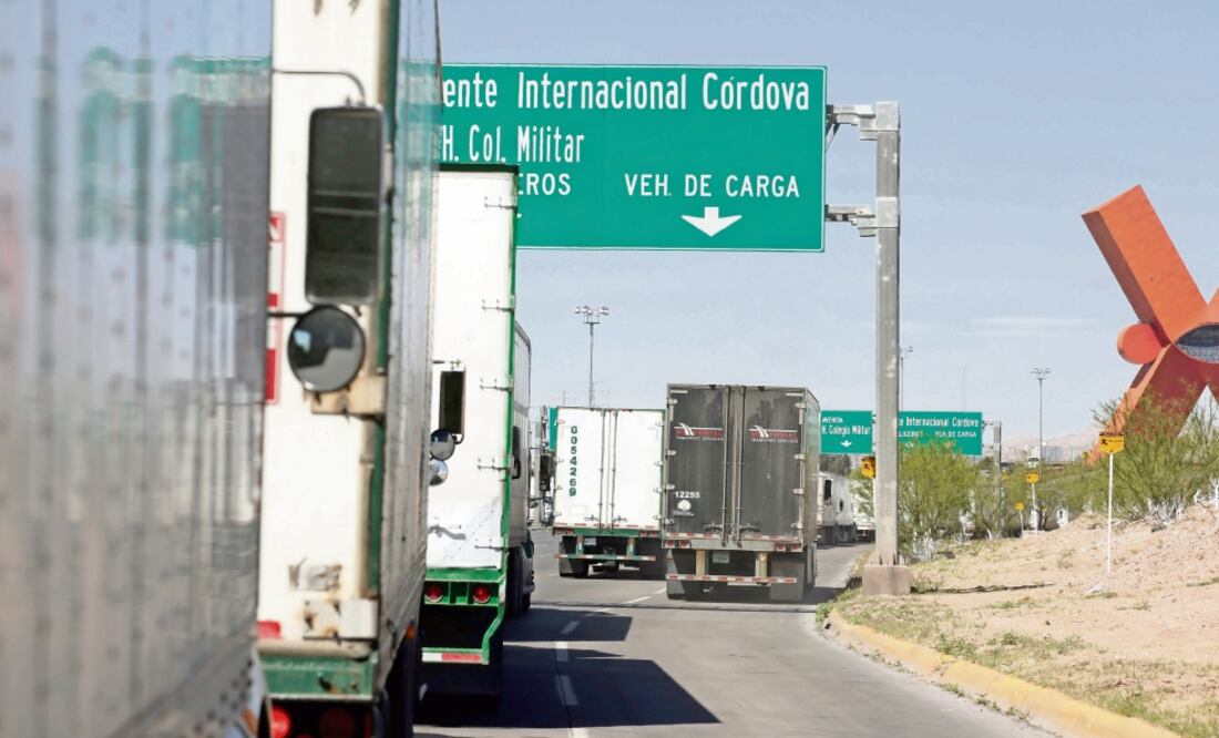 Industriales mexicanos denunciaron que ante el incremento de migrantes en lo s puentes fronterizos de Ciudad Juárez y Nogales hubo lento cruce de camiones. (JOSÉ LUIS GONZÁLEZ. REUTERS)