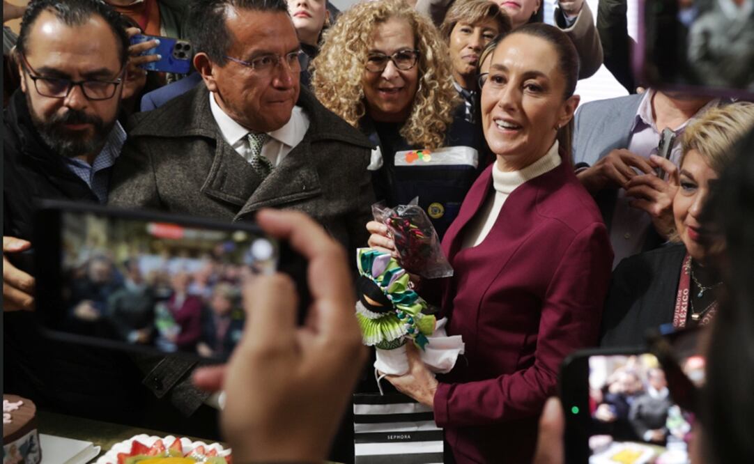 La presidenta Claudia Sheinbaum Pardo celebró con reporteros de la fuente su cumpleaños al final de la mañanera de hoy martes 24 de junio de 2025. Foto: Carlos Mejía /EL UNIVERSAL