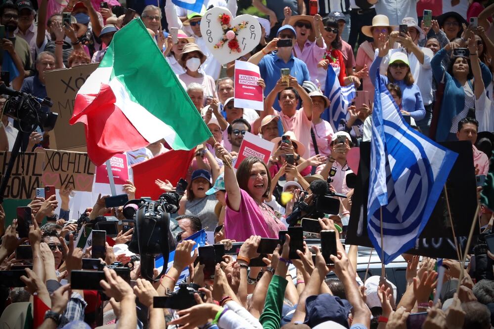 Cientos de personas arroparon ayer a la senadora. Foto: Berenice Fregoso / El Universal