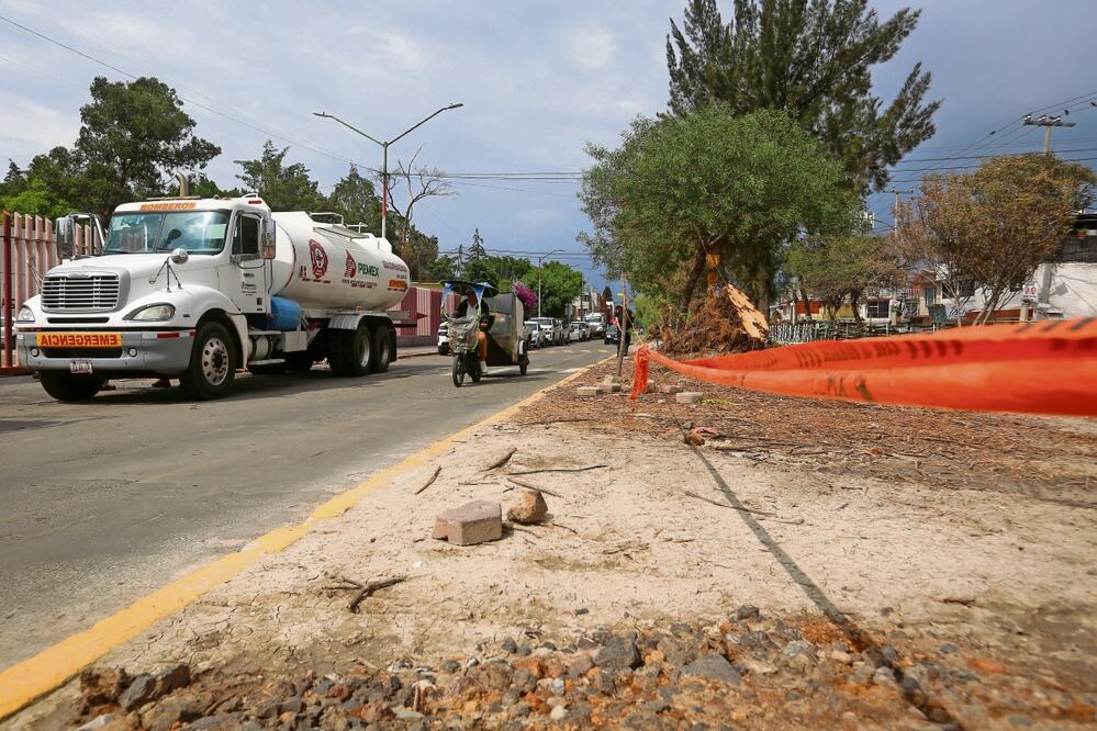 Pemex informó que el olor a combustible en colonias de la GAM se debe a tres tomas clandestinas que se dejaron abiertas, por lo que personal del Sacmex realiza el lavado de registros y drenaje. Foto: Luis Camacho | El Universal