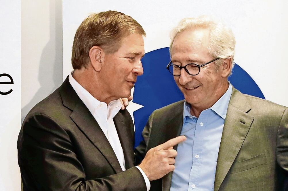 Gregg Engles, CEO de WhiteWave Foods Company, junto a Franck Riboud (der.), presidente de Grupo Danone (JOHN SCHULTS. REUTERS)