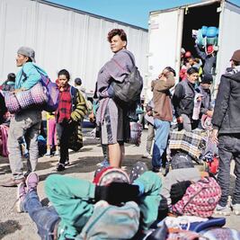 Exhaustos, migrantes llegan a mitad del sueño americano