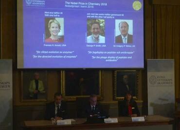 Ganan tres científicos Premio Nobel de Química por desarrollo de proteínas