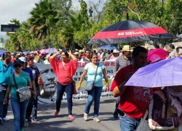 Maestros marchan también en Guerrero y Michoacán
