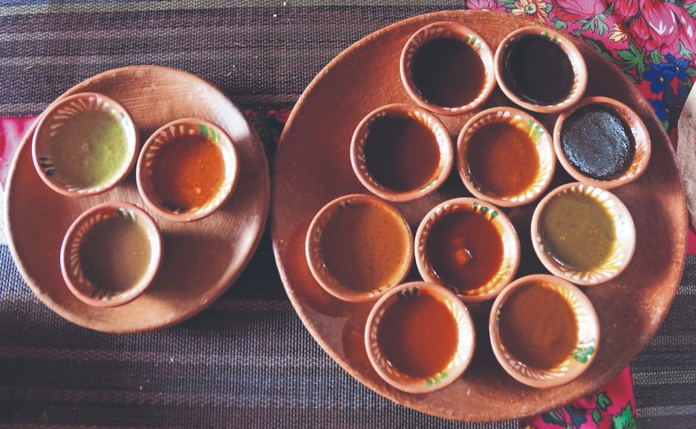 Algunos ingredientes de sus moles son mandarinas, pétalos de rosa y cempasúchil, entre otros. Foto: Edwin Hernández/ EL UNIVERSAL