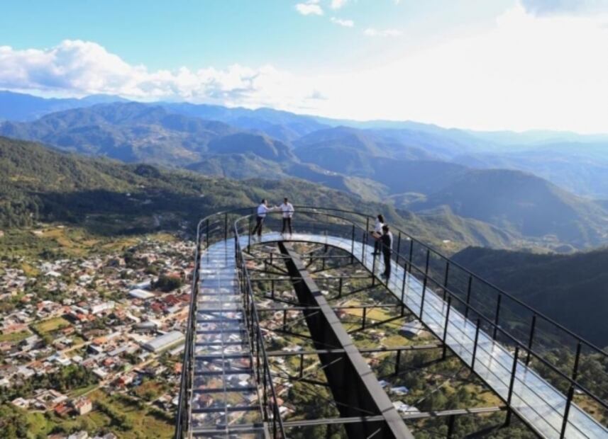 El nuevo puente colgante y otros miradores con piso de cristal en México