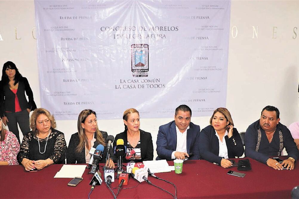 La lideresa de la bancada morenista, Alejandra Flores (segunda de izq. a der.), explicó que tras ser ratificadas las solicitudes de juicio político se informará al pleno y luego se turnarán a la Junta Política. Foto/CORTESÍA CONGRESO DE MORELOS