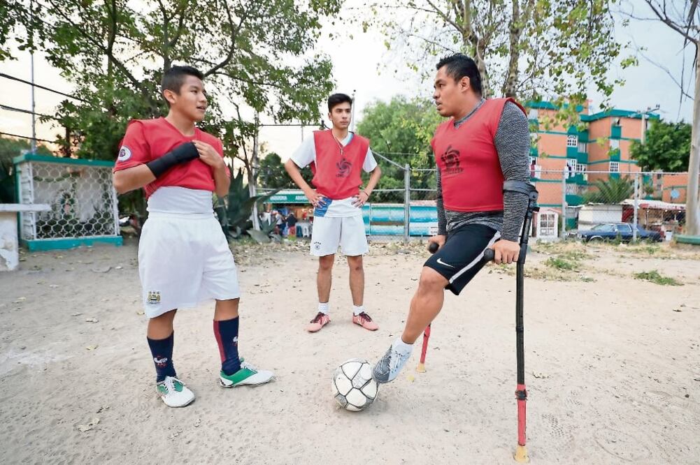Pese a que le falta una pierna, Gregorio es parte de un equipo de futbol con personas sin discapacidad. (IRVIN OLIVARES. EL UNIVERSAL)