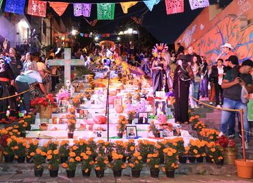 Instalan monumental altar de muertos y calaveras gigantes en Saltillo, Coahuila