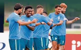 Brasil sale a amarrar el liderato contra Escocia