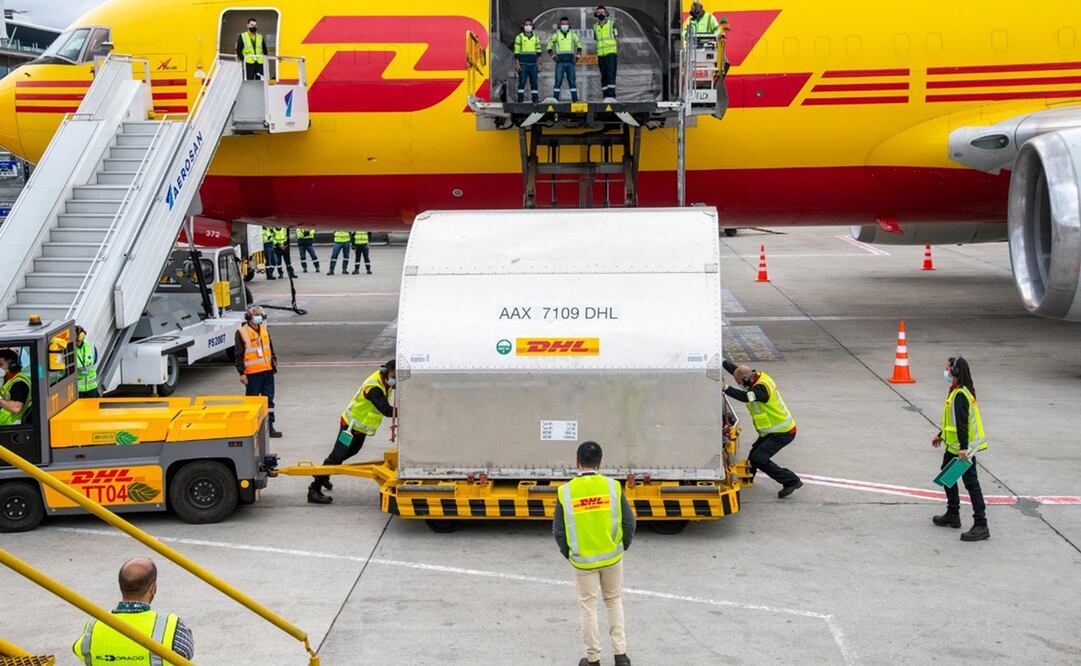 Llegada de 117 mil vacunas contra el Covid-19, pertenecientes a la farmacéutica Pfizer y adquiridas a través del mecanismo Covax en Bogotá (Foto: EFE)
