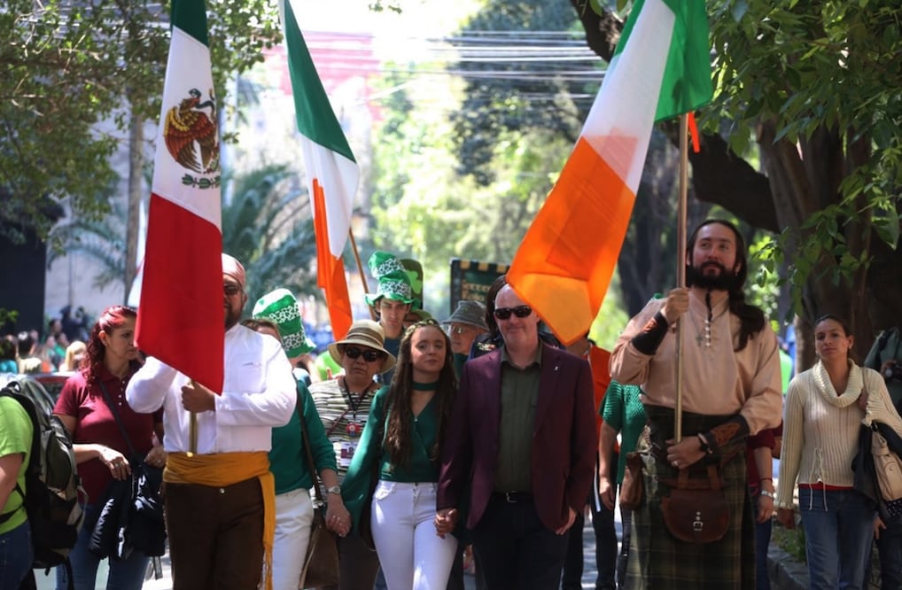 Alrededor de 300 personas entre integrantes de la comunidad irlandesa y ciudadanos desfilaron por calles de la colonia Condesa para celebrar el Día de San Patricio en la Ciudad de México.