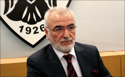 Suspenden a dueño del PAOK por ingresar al campo con un arma