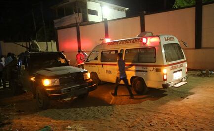 Explota coche bomba y toman rehenes en restaurante de Somalia