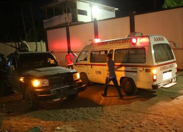 Explota coche bomba y toman rehenes en restaurante de Somalia