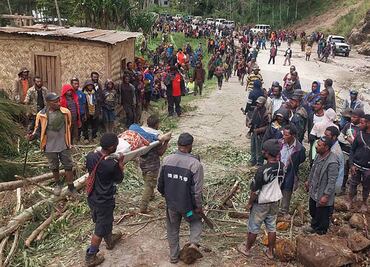 Buscan a supervivientes de avalancha que dejó enterradas a más de 2 mil personas en Papúa Nueva Guinea