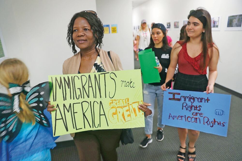 Activistas se manifestaron ayer en West Palm Beach, Florida, en la oficina del senador demócrata Bill Nelson, para pedirle ayuda a los beneficiarios del DACA . (AFP)