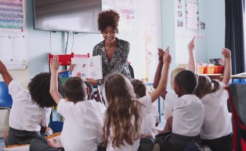 EU propone retirar la exención de impuestos a escuelas privadas por motivos "raciales"; afectará hasta 18 mil instituciones educativas
