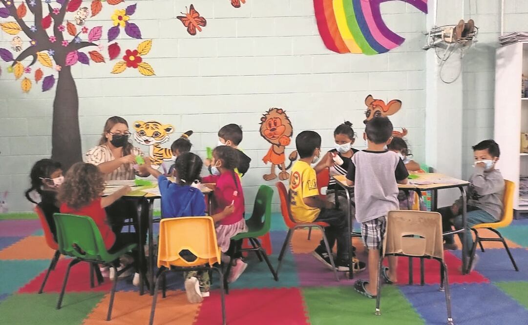 En el albergue migrante, habilitado en el gimnasio municipal Kiki Romero, se creó un espacio para que menores tengan la posibilidad de aprender y estudiar. Foto: ESPECIAL