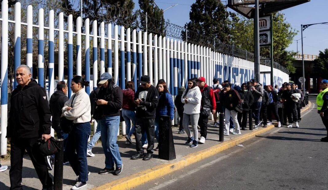 Cierre de estaciones de la Línea B; largas filas y apoyo con RTP en Villa de Aragón. Foto: Hugo Salvador