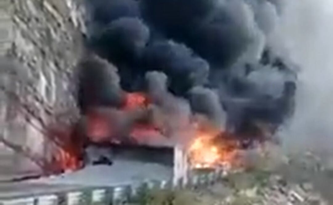 Dos muertos y cientos de viajeros varados por 12 horas deja accidente entre tractocamiones en Oaxaca. Foto: Tomada del video