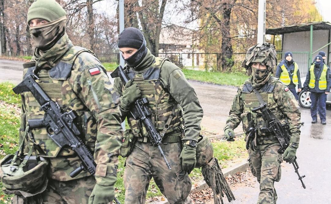 Soldados y policías polacos en Przewodów, donde el martes cayó un misil que mató a dos civiles.