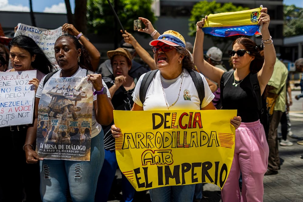 Manifestantes expresan su rechazo a la participación de la presidenta encargada de Venezuela, Delcy Rodríguez, en la Asamblea General de la ONU, en Caracas. FOTO: MIGUEL GUTIÉRREZ. EFE