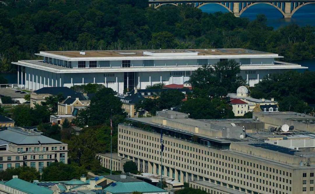 El Centro John F. Kennedy para las Artes Escénicas visto desde el Monumento a Washington, el martes 15 de septiembre de 2026, en Washington. Foto: AP