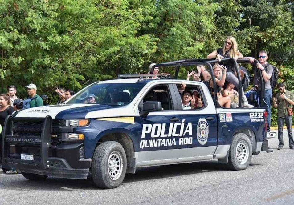 En pleito con Uber, taxistas de Cancún bloquean aeropuerto; policías dan "ride" a turistas