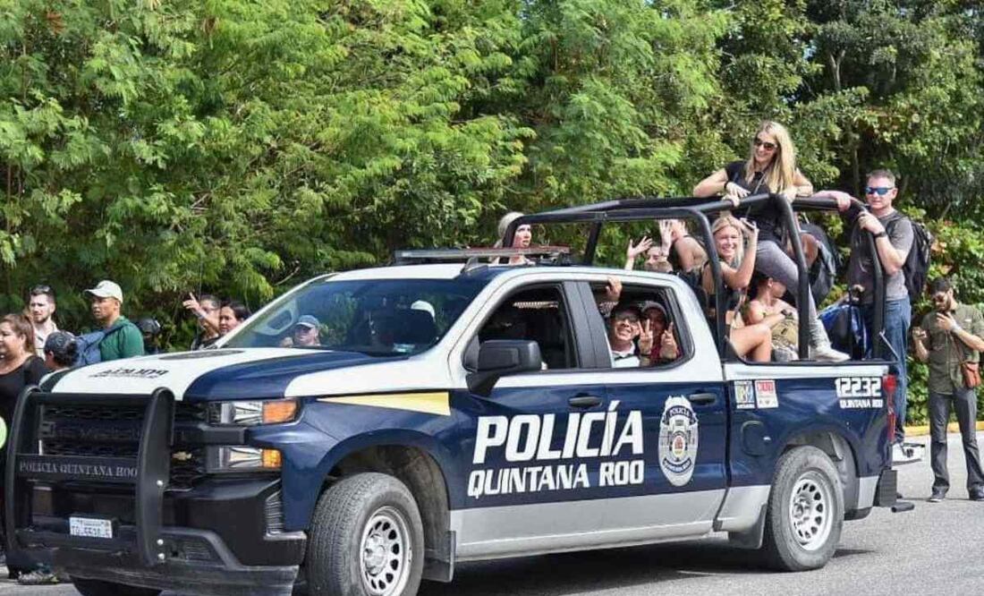 En pleito con Uber, taxistas de Cancún bloquean aeropuerto; policías dan "ride" a turistas