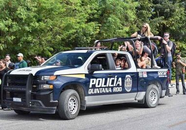 En pleito con Uber, taxistas de Cancún bloquean aeropuerto; policías dan "ride" a turistas